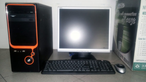 computer desktop usato con monitor, tastiera e mouse